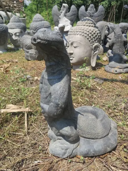 Product image 6 of the product “Standing water monitor lizard as a water feature, 60 cm high | Cast stone, handcrafted & coloured ”